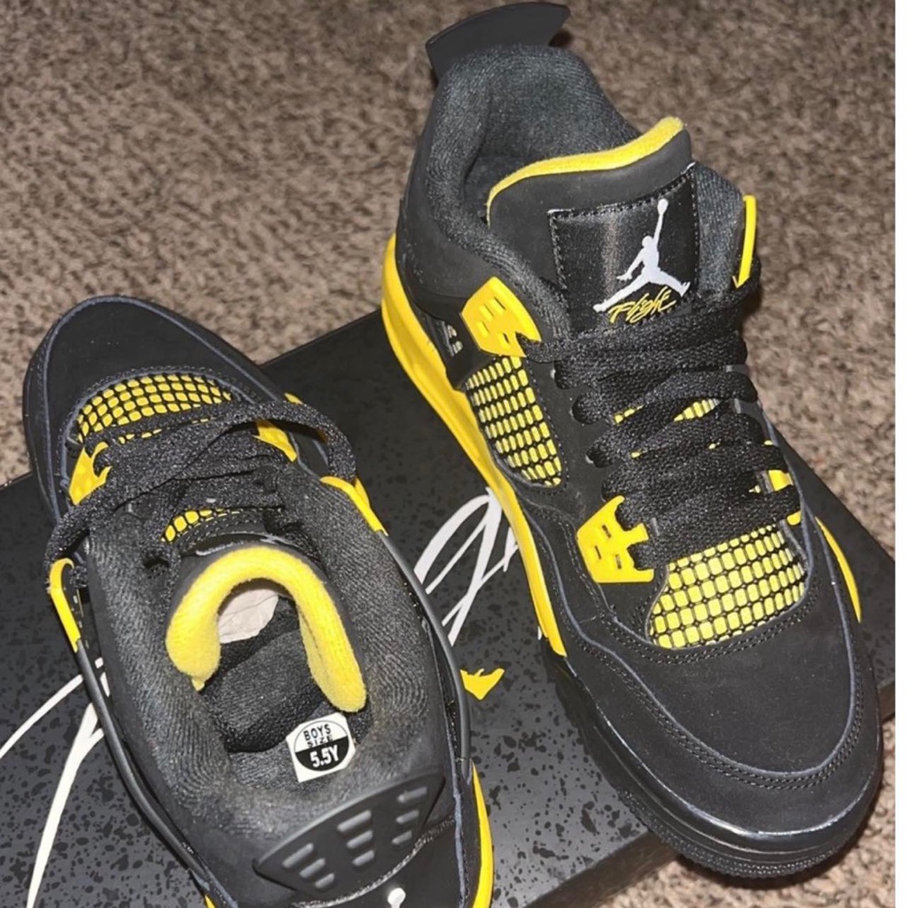Boys Grade School 5.5 Jordans